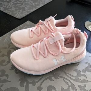 NWOB Under Armour Women's charged impulse running shoe, US 7, Pink/White